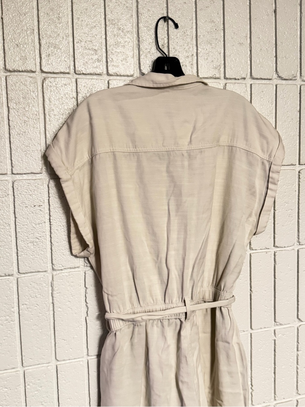Abercrombie & Fitch Casual Tie-Waist Jumpsuit in Cream - Picture 4 of 4